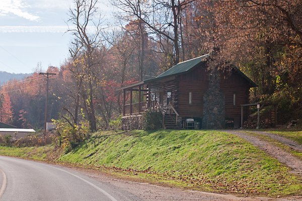 The cabin is conveniently located in Ponca