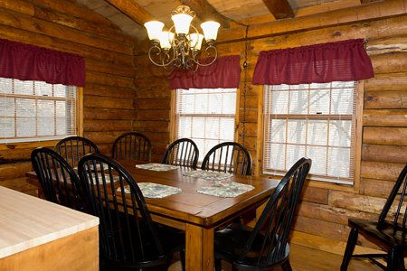 The dining area of the Mills Cabin features a large table that will seat 8 guests.