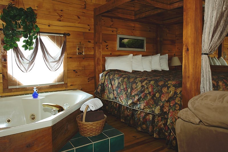 The jaccuzi for two in the Valley Dream cabin
