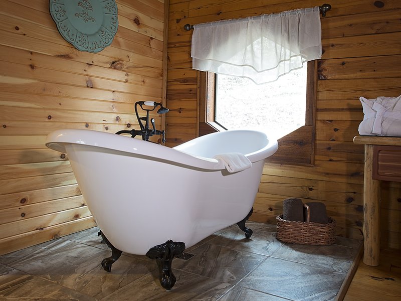 Soak your cares away in the warmth of the Valley Mist's ornate slipper tub!