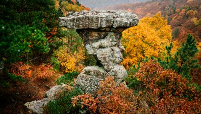 Autumn color on full display at Pedestal Rocks Scenic Area