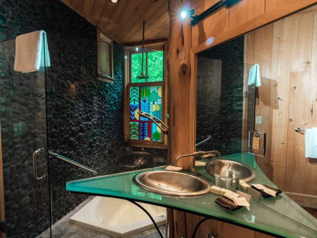 The jacuzzi tub in the Ponca Creek Lodge