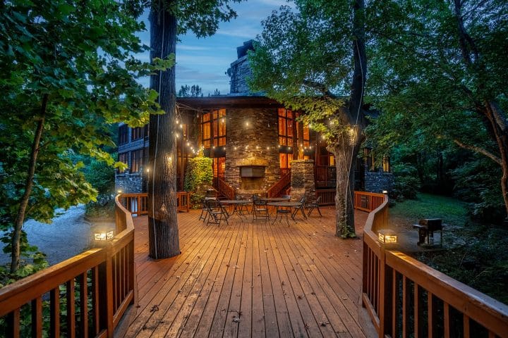 Ponca Creek Lodge is Arkansas's most beautiful lodge for romantic weddings and memorable family reunions.