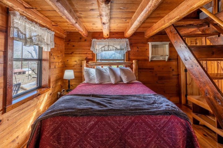 The bed in Ponca Cabin 1