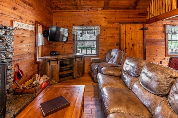 The living area of Ponca Cabin 1