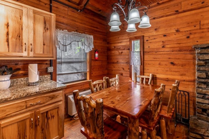 The dining area of Ponca Cabin 1