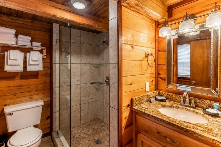 The modern showerbath of the Crossbow Cabin.
