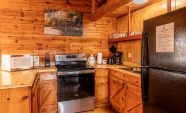 The Buffalo River Cabin features a fully-appointed kitchen.