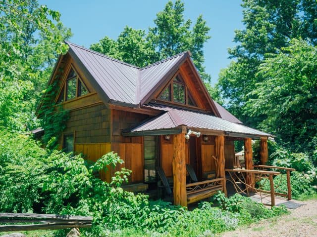 The Creekside Cabin is located in Ponca, which means it is convenient to popular trailheads.