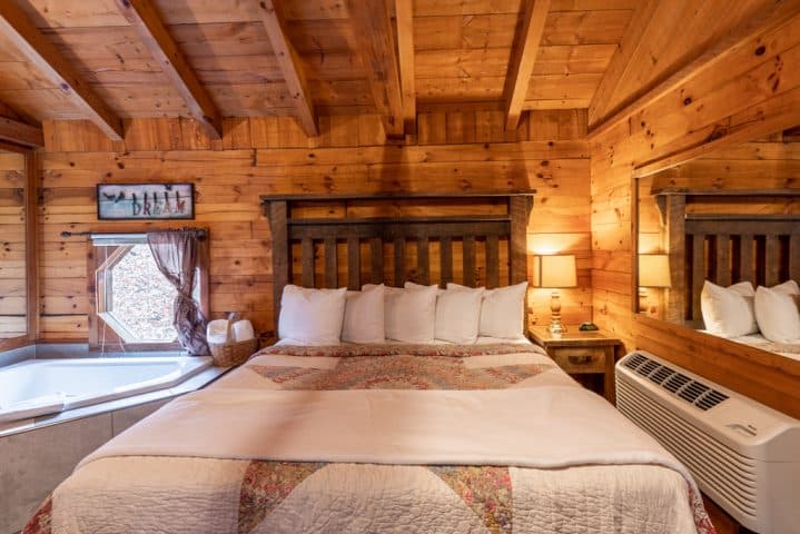 The king bed in Valley Dream Cabin