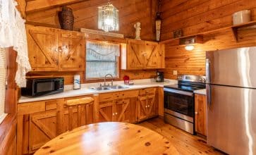 The lovely fully-appointed kitchen of the Valley Dream Cabin.