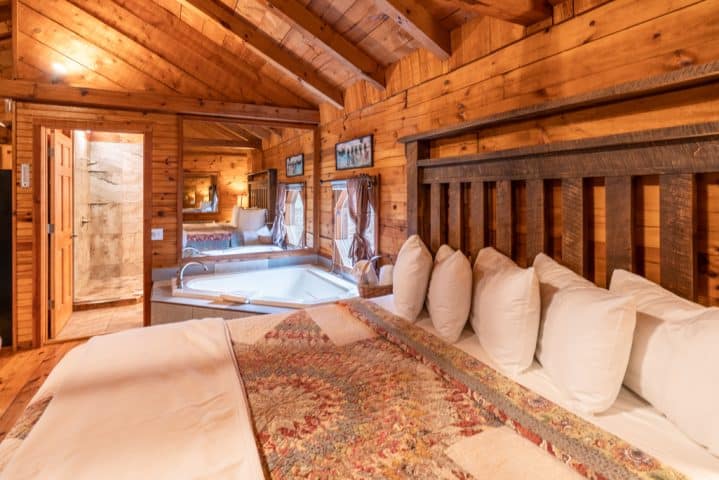 King bed and jacuzzi in Valley Dream Cabin