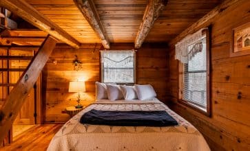 Main bed in Songbird Cabin