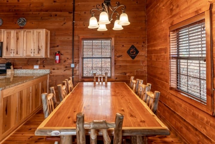 Dining area in Windridge Cabin